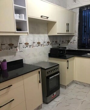 Fridge, microwave, stovetop, blender - Nice view on 13th floor with cool breeze (Nairobi)