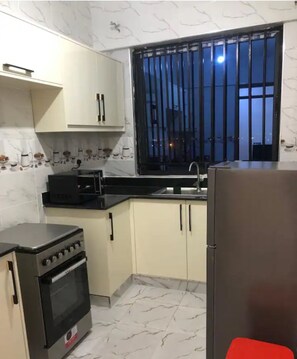 Kühlschrank, Mikrowelle, Herdplatte, Mixer