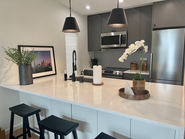 Cookware/dishes/utensils - Downtown Newbuild. Quiet Neighborhood Close To Everything! (Houston)