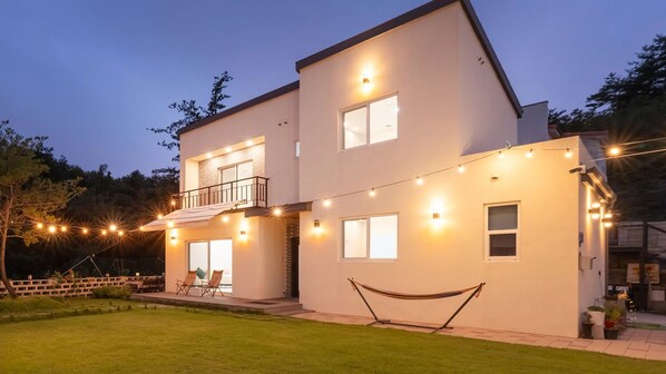 Habitación básica, 3 habitaciones (WhiteN A) | 3 habitaciones y wifi gratis 