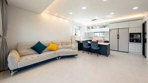 Habitación básica, 3 habitaciones (WhiteN A) | 3 habitaciones y wifi gratis 