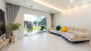 3 bedrooms, free WiFi - Gangneung Whiten Pension (Gangneung)