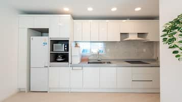 Basic Room, 3 Bedrooms (WhiteN B) | 3 bedrooms, free WiFi