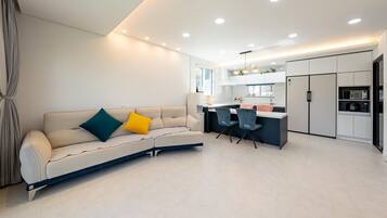 Basic Room, 3 Bedrooms (WhiteN A) | 3 bedrooms, free WiFi