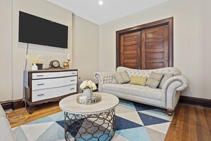 TV, books - Historic Cozy Forest Park Home @ Perfect Family Getaway near Downtown (St. Louis)