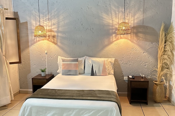Habitación doble Confort, 1 cama matrimonial, baño privado | 1 habitación, sábanas de algodón egipcio y ropa de cama de alta calidad