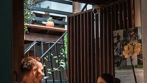 Un comptoir d’accueil avec une pancarte indiquant « Réception ».