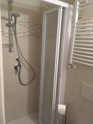 Doccia, asciugacapelli, asciugamani, sapone