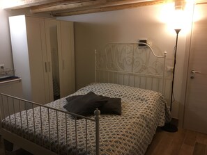 1 bedroom, WiFi, bed sheets - Studio apartment in historic center nestled between the island's calli and the lagoon (Chioggia)