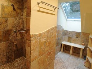 Shower, hair dryer, towels - Apartment Dora with Shared Garden, Balcony and Wi-Fi (Gengenbach)