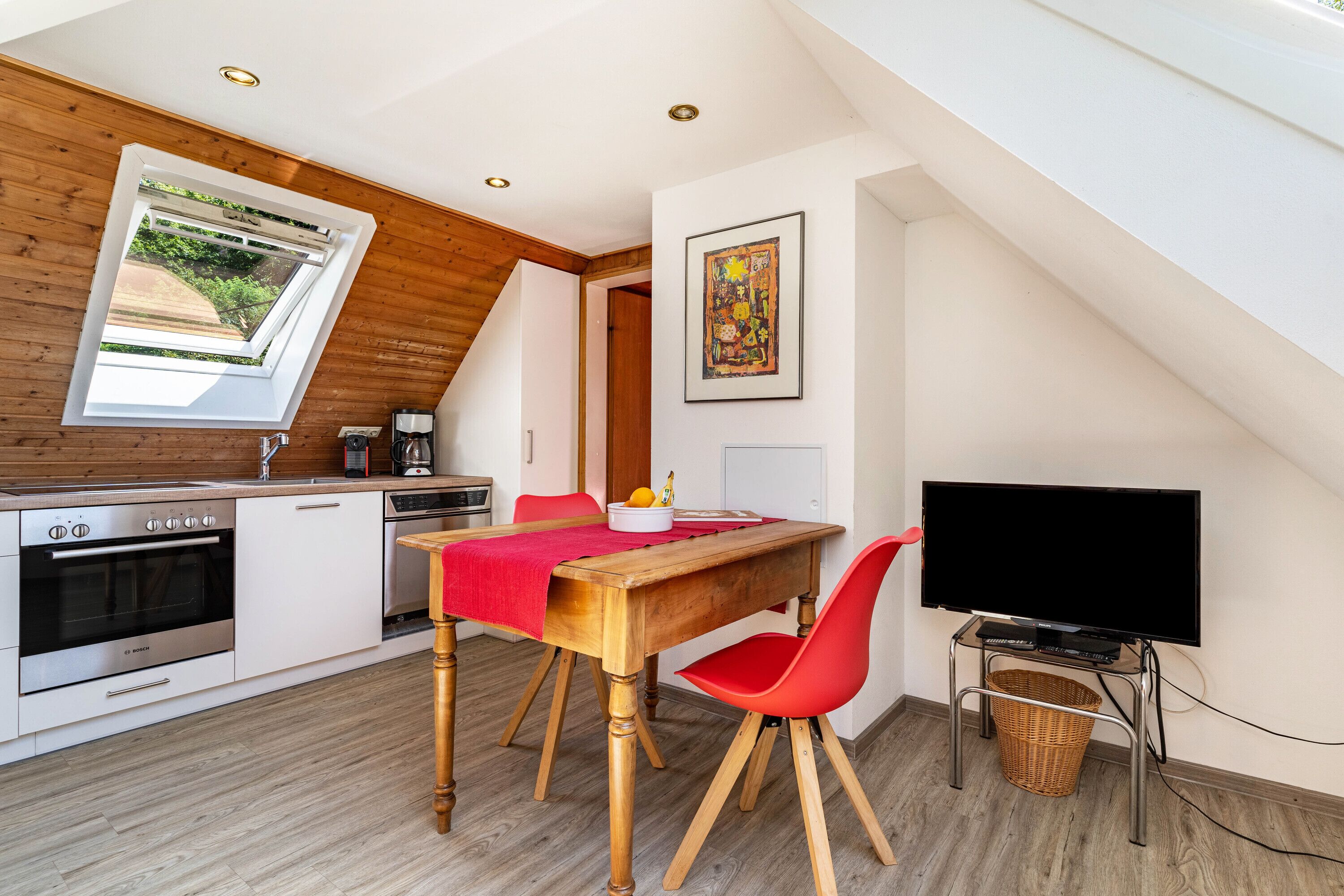 Een koelkast, een oven, een kookplaat, een vaatwasser