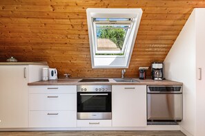 Een koelkast, een oven, een kookplaat, een vaatwasser