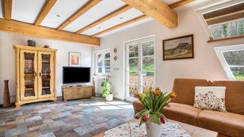 Een televisie en een stereo