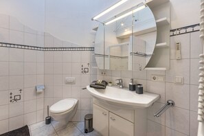Badekar, toalettartikler (inkludert), hårføner og håndklær