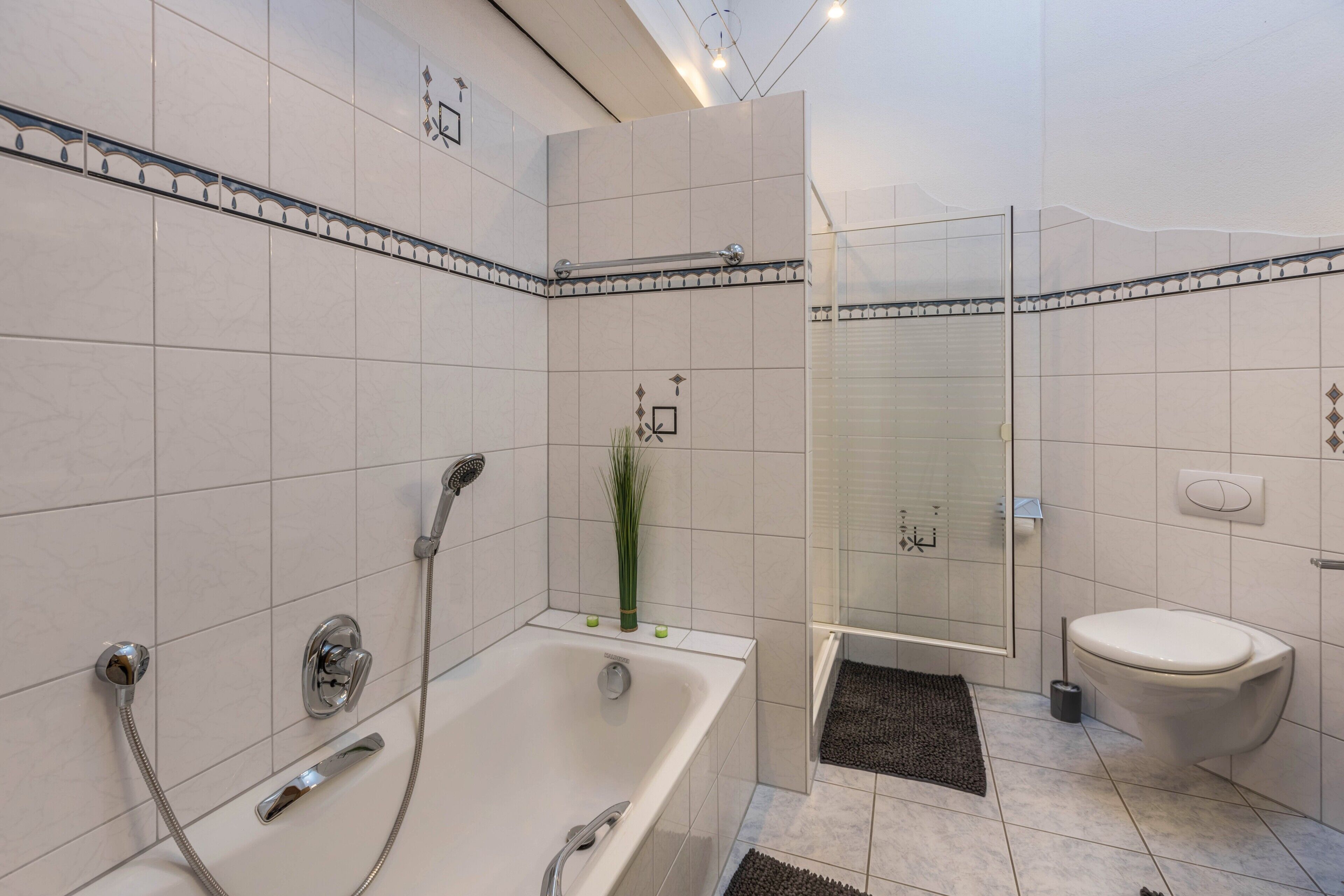 Badewanne, kostenlose Toilettenartikel, Haartrockner, Handtücher
