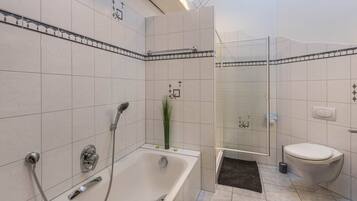 Badewanne, kostenlose Toilettenartikel, Haartrockner, Handtücher