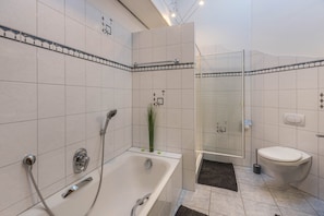Badekar, toalettartikler (inkludert), hårføner og håndklær