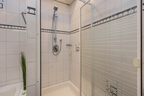 Badekar, toalettartikler (inkludert), hårføner og håndklær