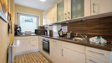 KĂŒhlschrank, Mikrowelle, Ofen, Herdplatte