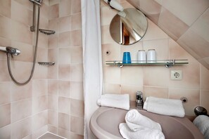 Douche, sèche-cheveux, serviettes fournies