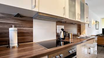 Køleskab, mikrobølgeovn, ovn, kogeplade