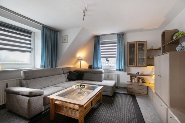 TV, stereo - Apartment 'Sylt 4 Westerland' with a Shared Garden and Wi-Fi (Westerland Sylt)