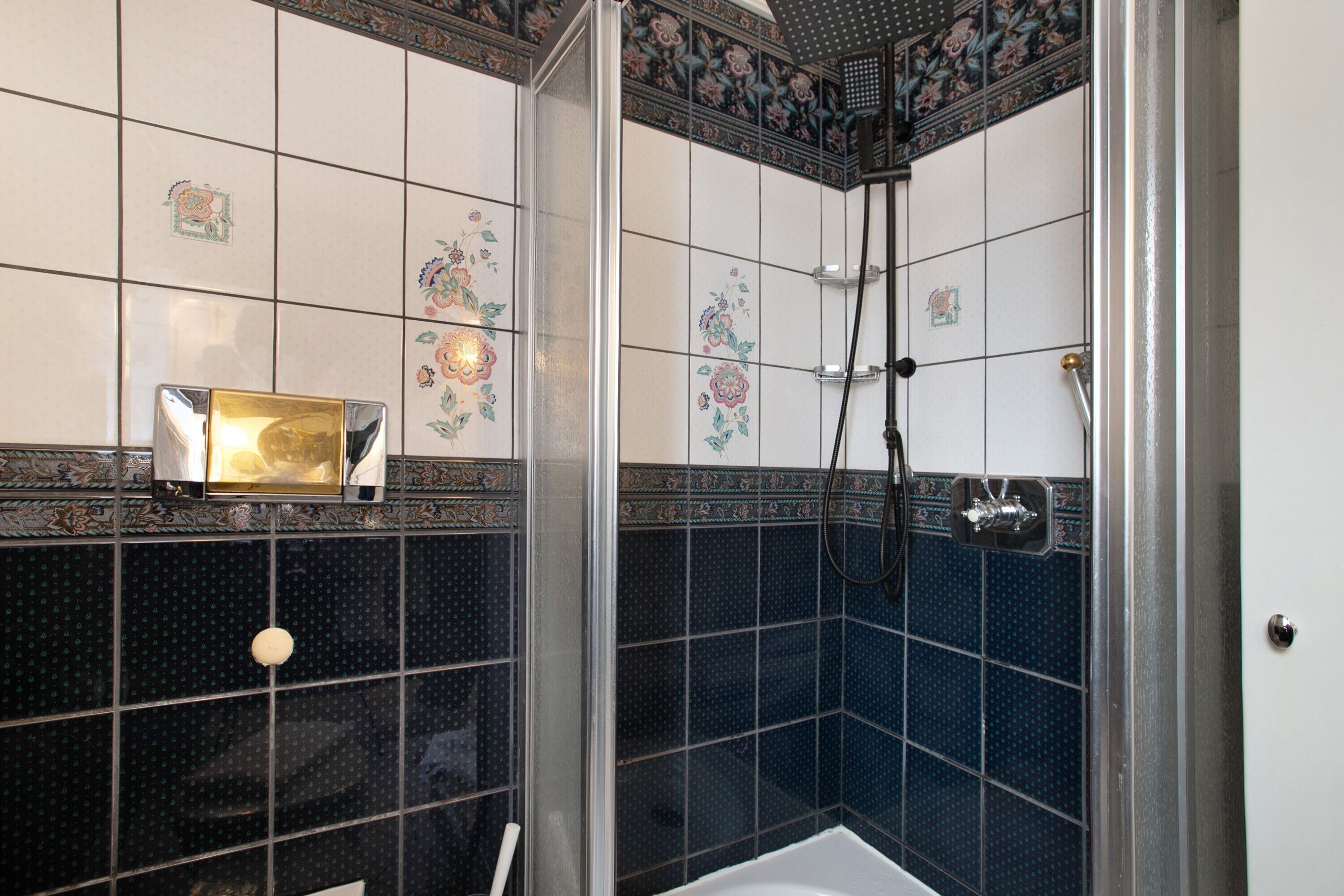 Een douche, een haardroger, handdoeken