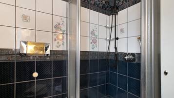 Een douche, een haardroger, handdoeken