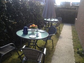 Outdoor dining - Apartment 'Sylt 4 Westerland' with a Shared Garden and Wi-Fi (Westerland Sylt)