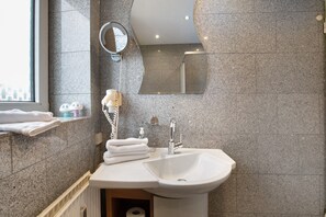 Douche, sèche-cheveux, serviettes fournies