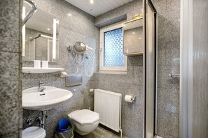 Dusche, Haartrockner, Handtücher