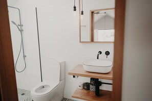 Een douche,  milieuvriendelijk toiletgerief, een haardroger, handdoeken