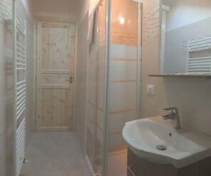 Suihku, hiustenkuivaaja, bidee, pyyhkeet