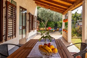 Outdoor dining - Lovely House Luiza, Tar - Vabriga, Croatia (Tar - Vabriga)