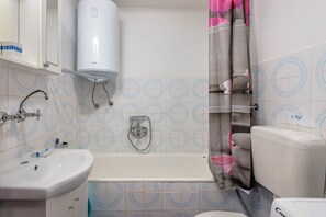 Combined shower/tub, hair dryer, towels - Lovely House Luiza, Tar - Vabriga, Croatia (Tar - Vabriga)