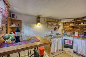 Kjøleskap, ovn, kokeplater og kaffetrakter/tekoker