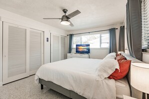 3 chambres, bureau, fer et planche à repasser, lit parapluie