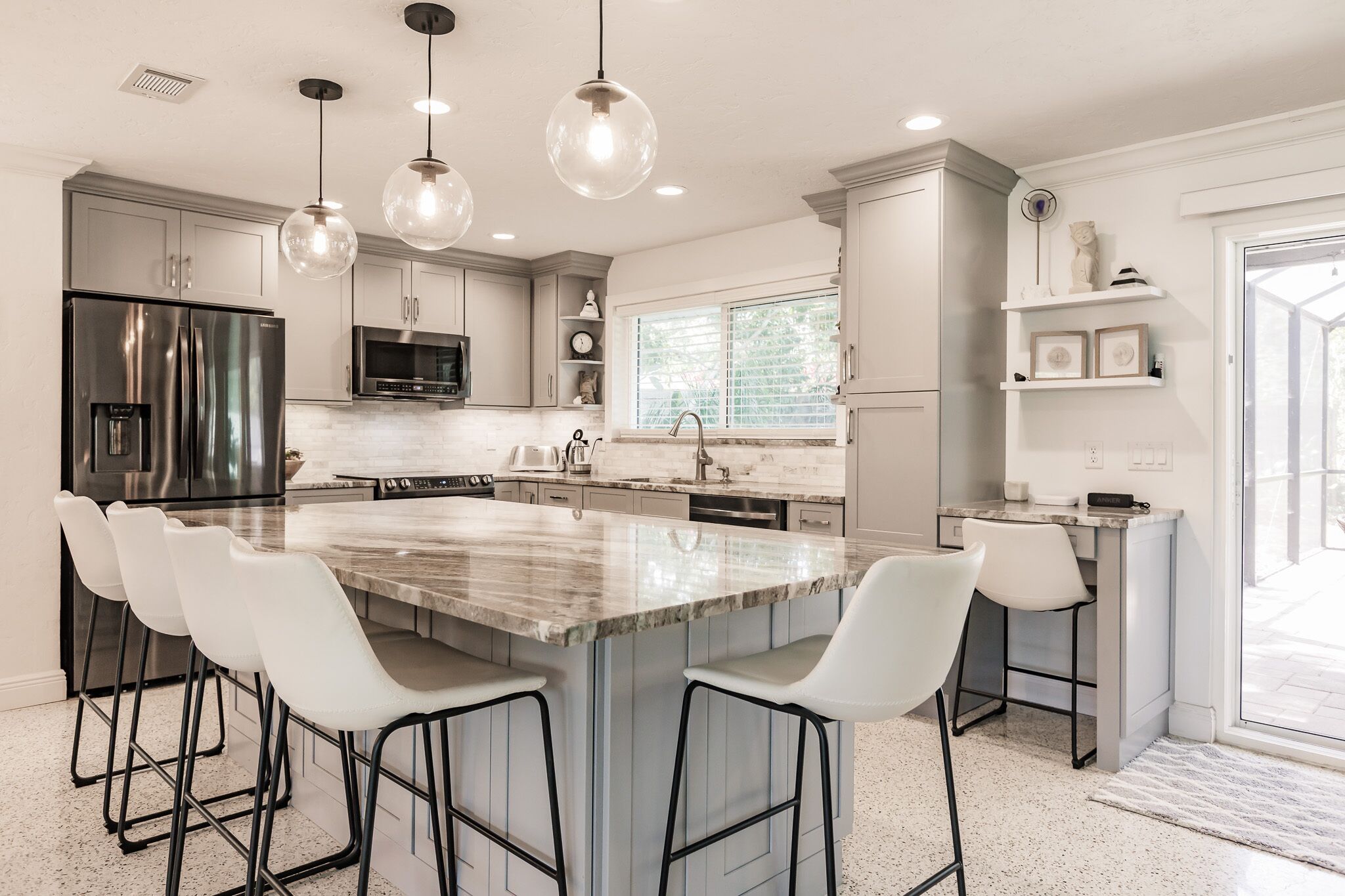 Køleskab, mikrobølgeovn, ovn, kogeplade