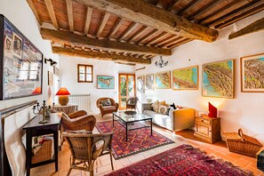 TV, peis, DVD-spiller og stereoanlegg