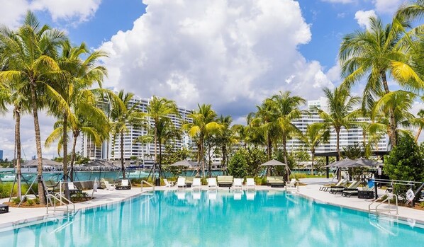 Pool - Luxurious Miami Condo, steps from South Beach: your resort-style oasis awaits! (Miami Beach)