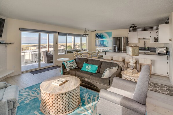 Smart TV, fireplace - V484 2 Bedroom 2nd Floor ADULTS ONLY, No Cleaning Fees (Gearhart)