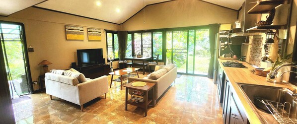 Smart TV, DVD player, books - Utopai Stone garden home, Pai. (Tambon Mae Na Toeng)