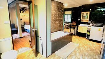 Suihku, hiustenkuivaaja, pyyhkeet, saippua