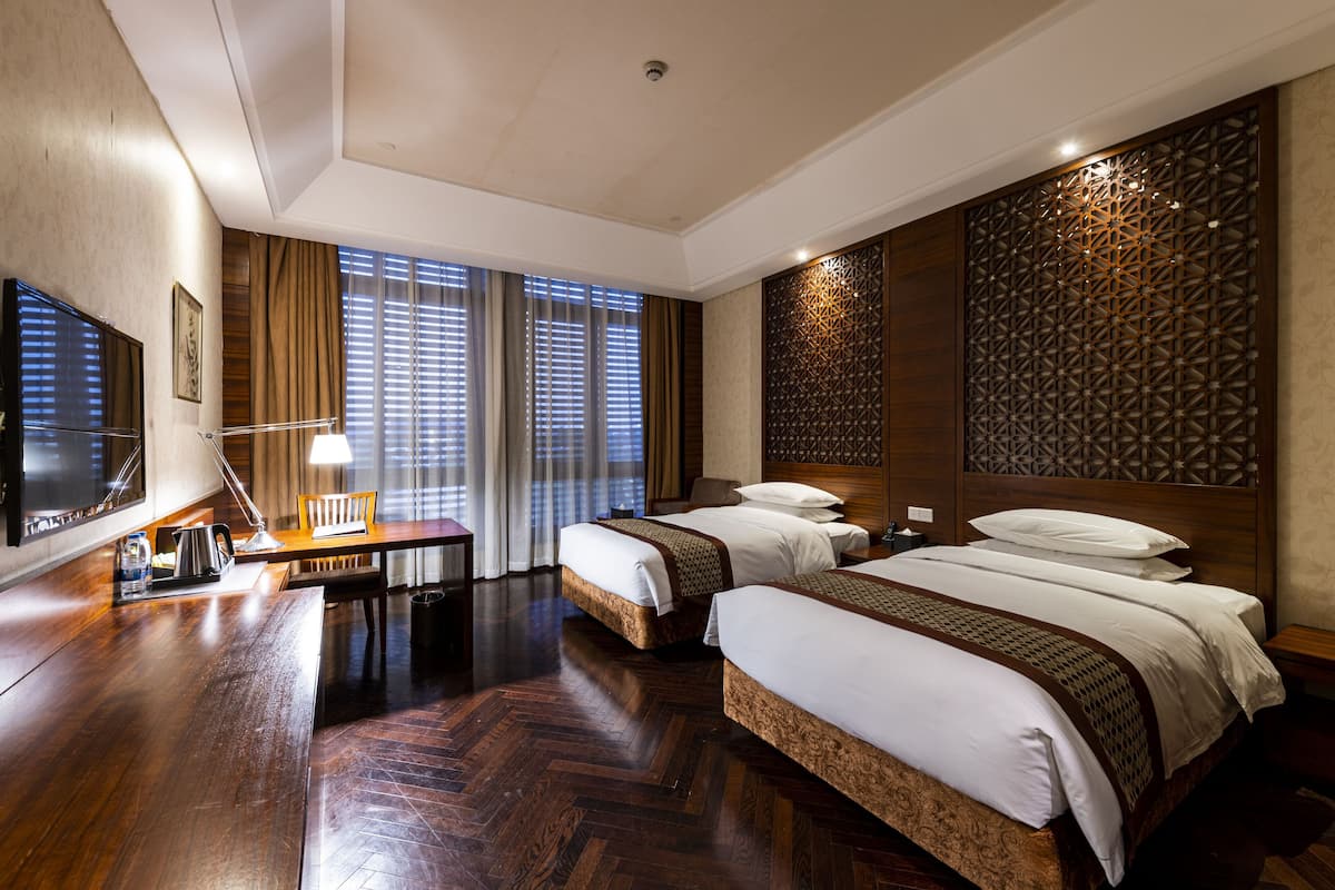 Standard Twin Room | Desk, WiFi (free), bed sheets