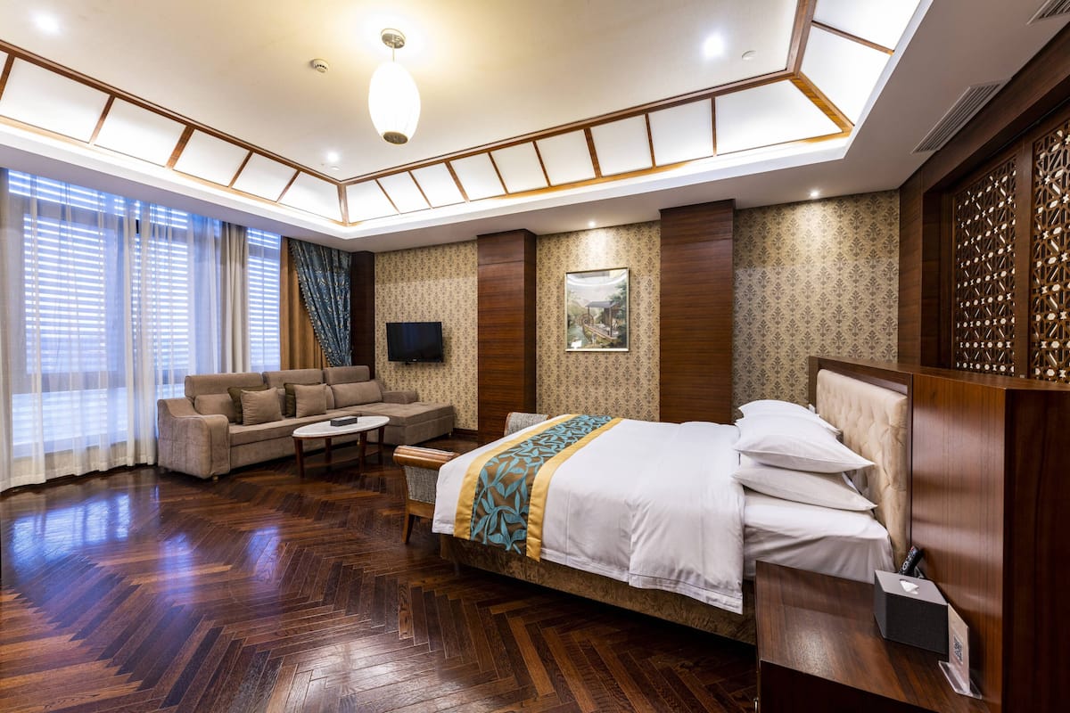 Superior Room, 1 Queen Bed | Desk, WiFi (free), bed sheets
