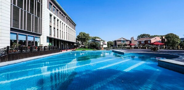 Una piscina al aire libre de temporada