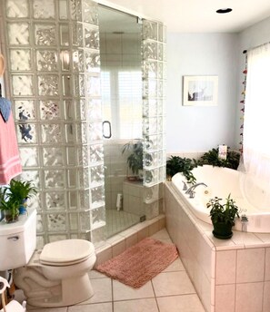 Håndklær, såpe og toalettpapir