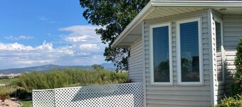 Beautiful studio apt next to Cobble Creek Golf course 