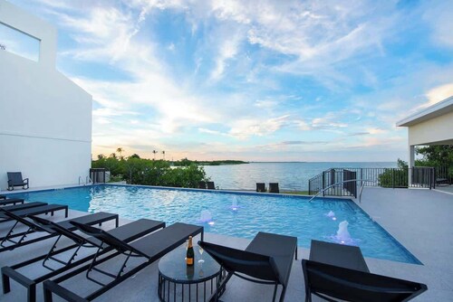 Allure #22 Three Bedroom Waterfront Condo & Pool