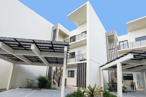 Exterior - Allure #22 Three Bedroom Waterfront Condo & Pool (Grand Harbour)